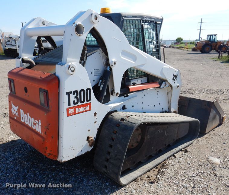 image for item IQ9675 2007 Bobcat T300  tracked skid steer loader