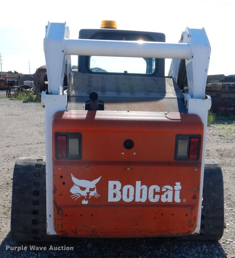 image for item IQ9675 2007 Bobcat T300  tracked skid steer loader