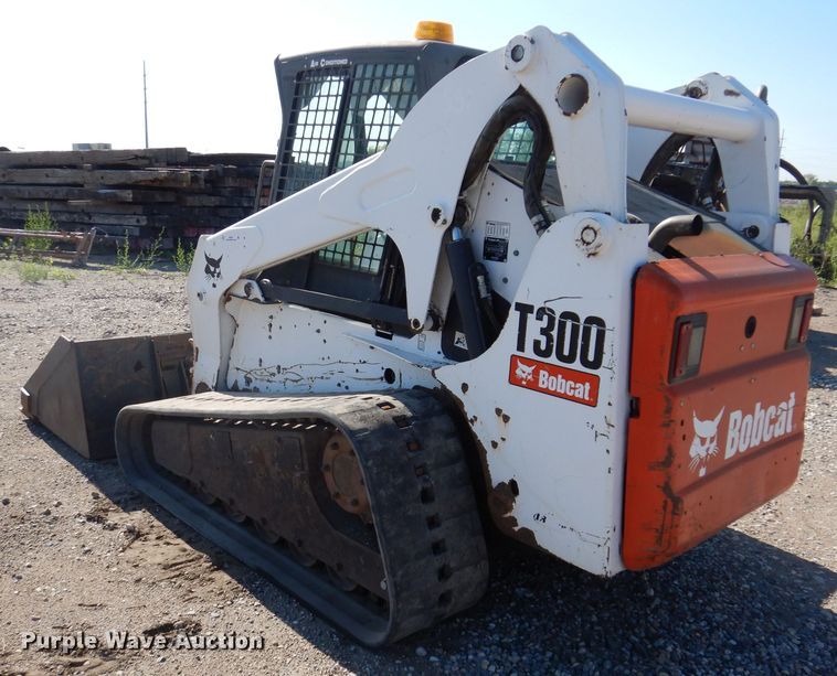 image for item IQ9675 2007 Bobcat T300  tracked skid steer loader