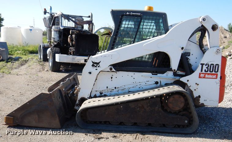 image for item IQ9675 2007 Bobcat T300  tracked skid steer loader