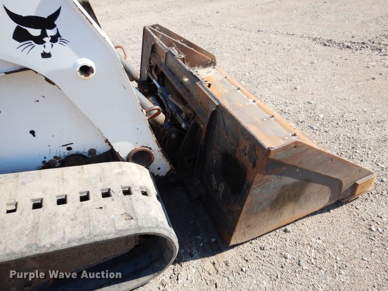 image for item IQ9675 2007 Bobcat T300  tracked skid steer loader
