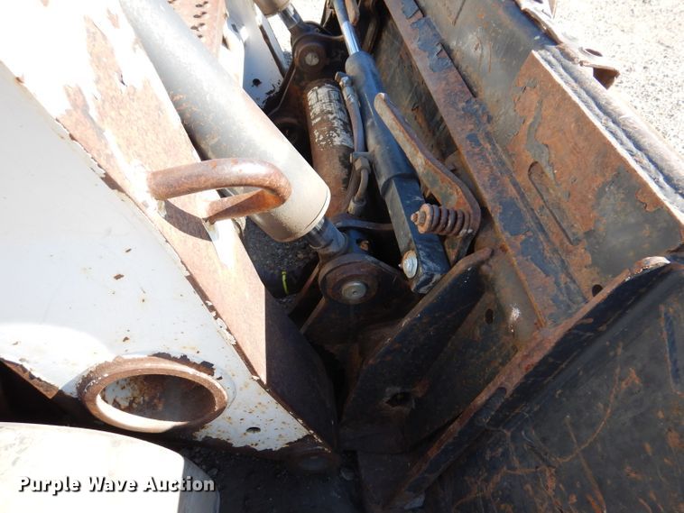 image for item IQ9675 2007 Bobcat T300  tracked skid steer loader