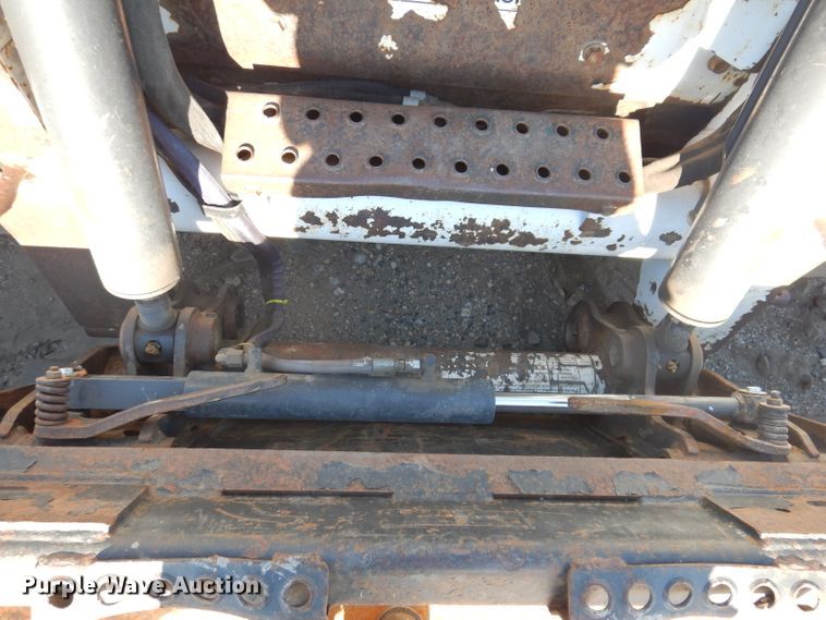 image for item IQ9675 2007 Bobcat T300  tracked skid steer loader