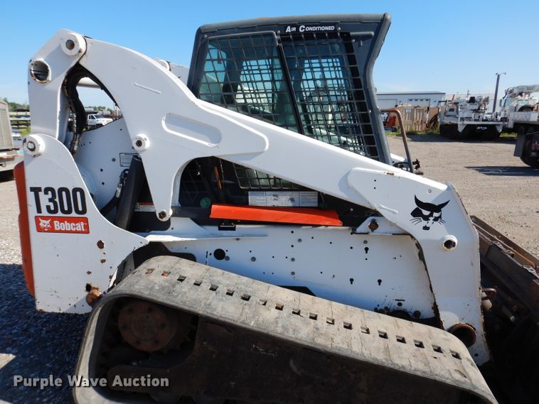image for item IQ9675 2007 Bobcat T300  tracked skid steer loader