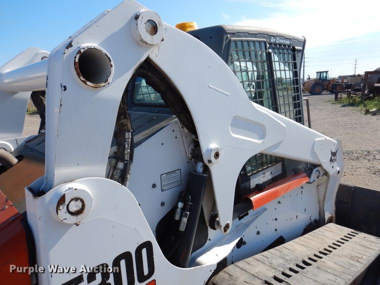 image for item IQ9675 2007 Bobcat T300  tracked skid steer loader