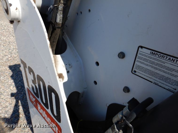 image for item IQ9675 2007 Bobcat T300  tracked skid steer loader