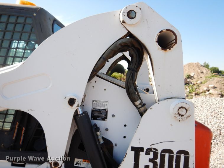 image for item IQ9675 2007 Bobcat T300  tracked skid steer loader