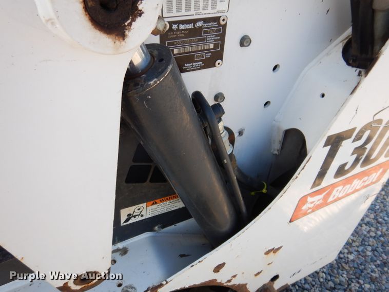 image for item IQ9675 2007 Bobcat T300  tracked skid steer loader