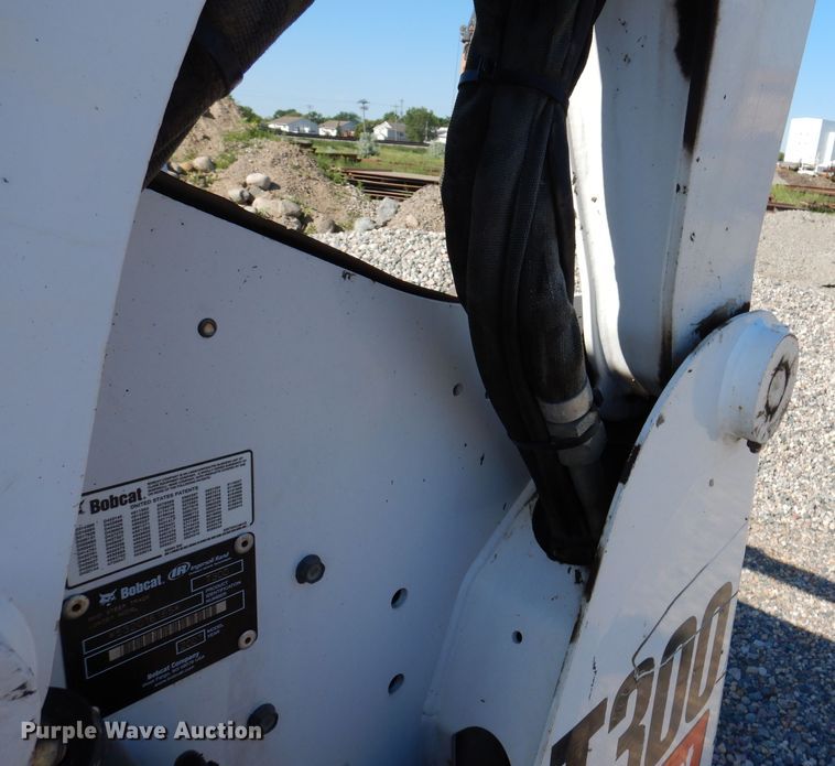 image for item IQ9675 2007 Bobcat T300  tracked skid steer loader