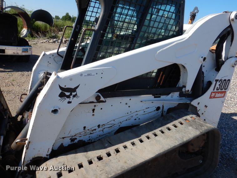 image for item IQ9675 2007 Bobcat T300  tracked skid steer loader