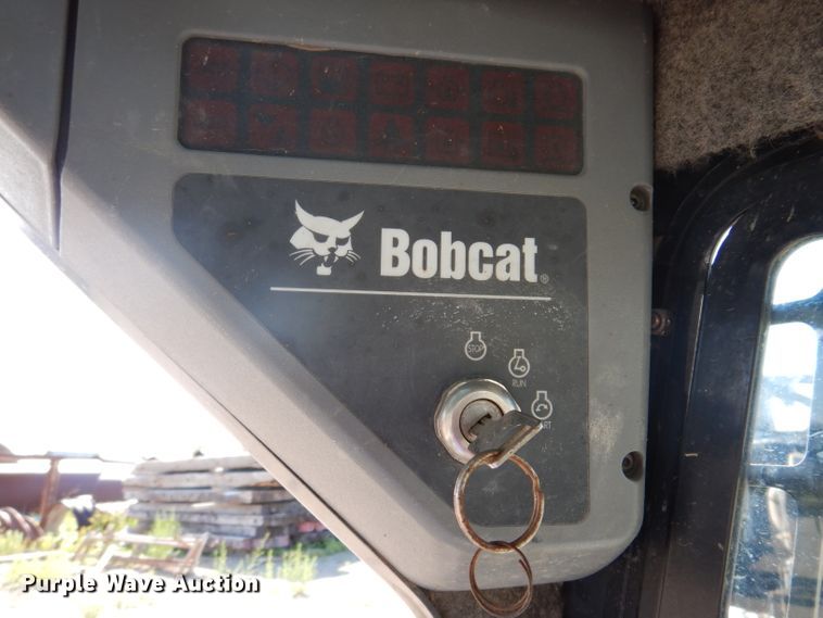image for item IQ9675 2007 Bobcat T300  tracked skid steer loader