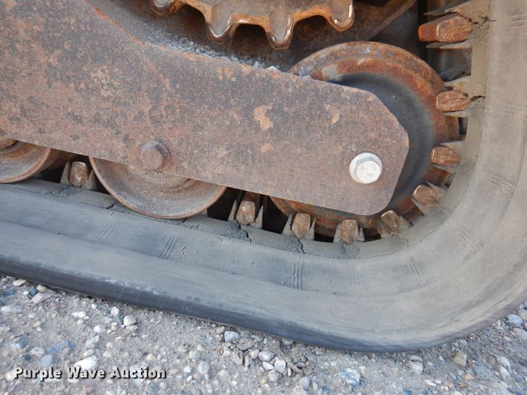 image for item IQ9675 2007 Bobcat T300  tracked skid steer loader