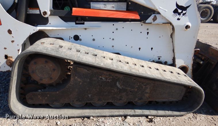 image for item IQ9675 2007 Bobcat T300  tracked skid steer loader