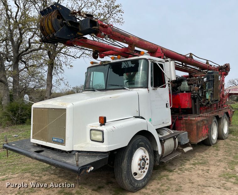 image for item IR9826 1993 WhiteGMC WG  well service rig truck