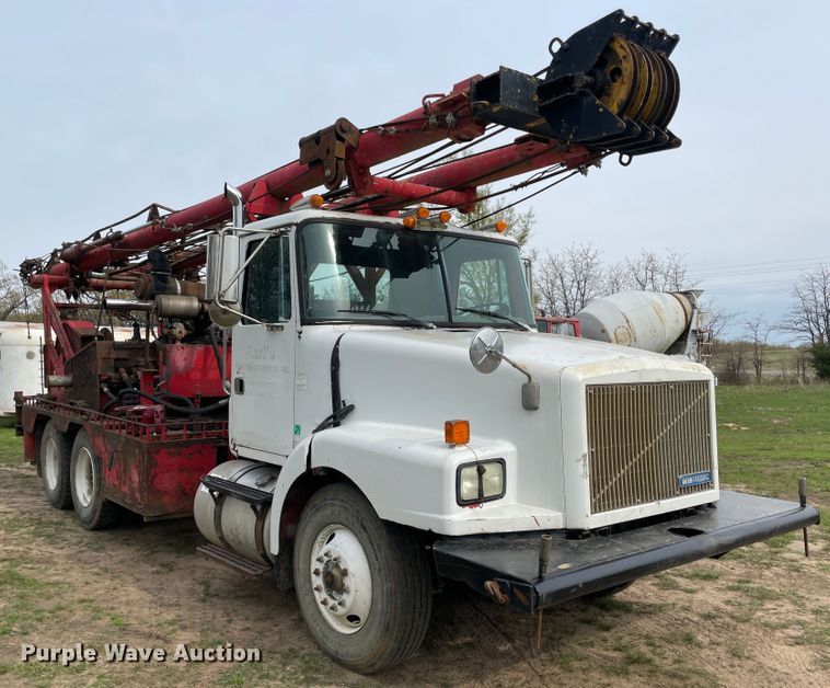 image for item IR9826 1993 WhiteGMC WG  well service rig truck