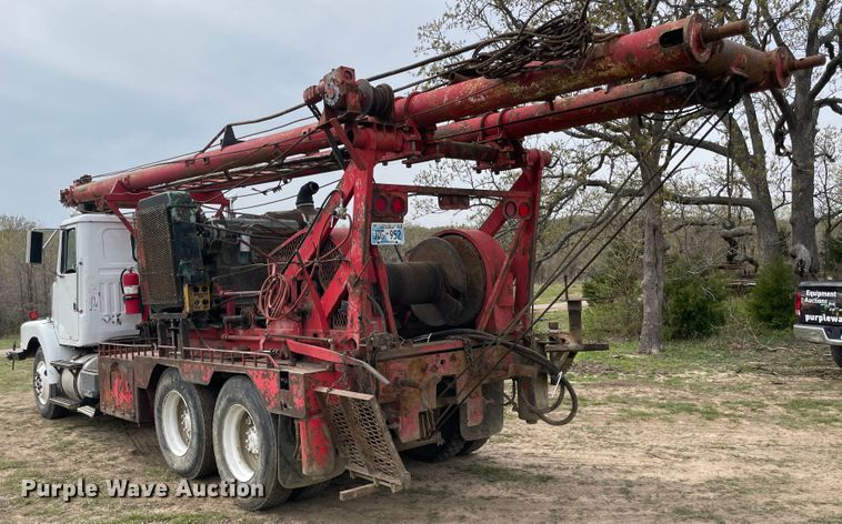 image for item IR9826 1993 WhiteGMC WG  well service rig truck