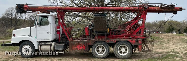 image for item IR9826 1993 WhiteGMC WG  well service rig truck
