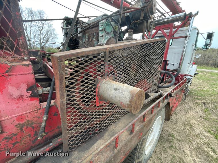 image for item IR9826 1993 WhiteGMC WG  well service rig truck