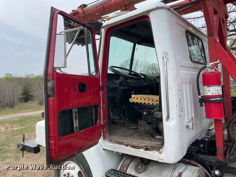 image for item IR9826 1993 WhiteGMC WG  well service rig truck