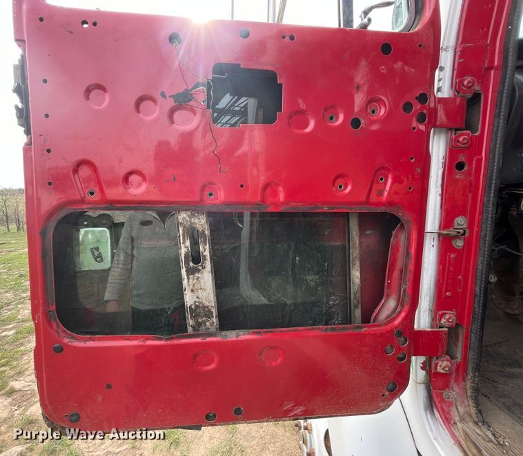 image for item IR9826 1993 WhiteGMC WG  well service rig truck