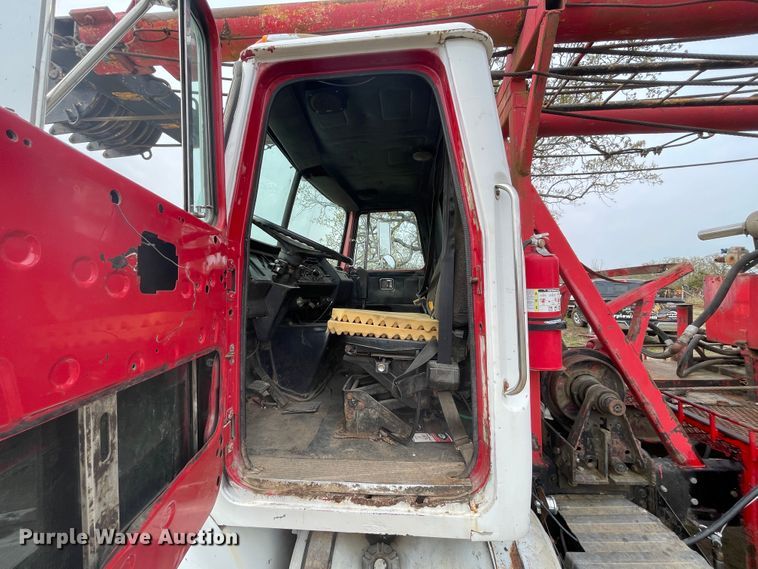 image for item IR9826 1993 WhiteGMC WG  well service rig truck