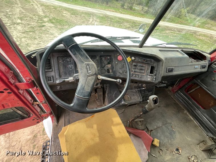 image for item IR9826 1993 WhiteGMC WG  well service rig truck