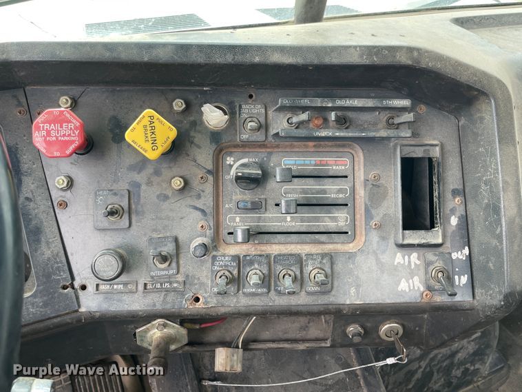 image for item IR9826 1993 WhiteGMC WG  well service rig truck