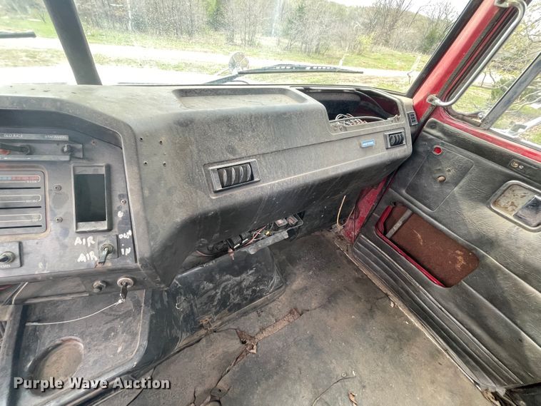 image for item IR9826 1993 WhiteGMC WG  well service rig truck