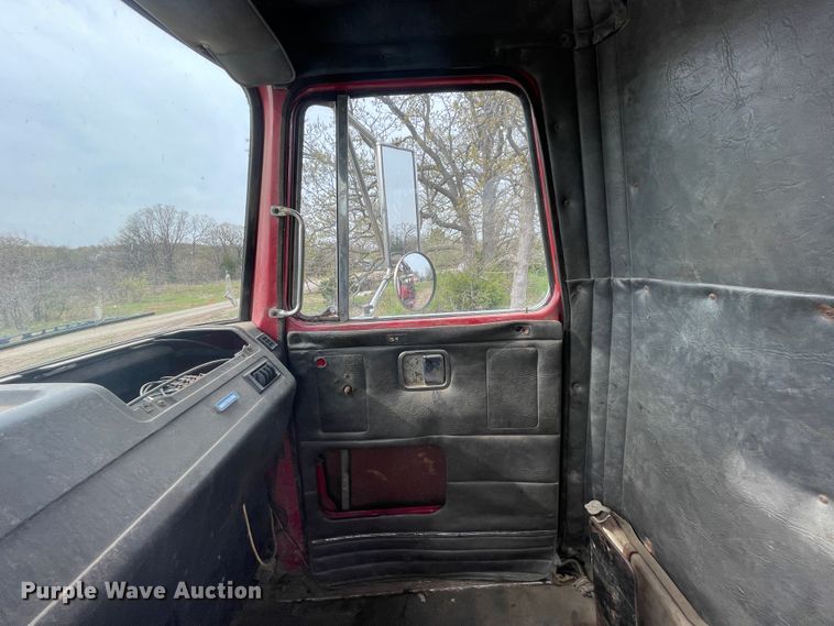 image for item IR9826 1993 WhiteGMC WG  well service rig truck