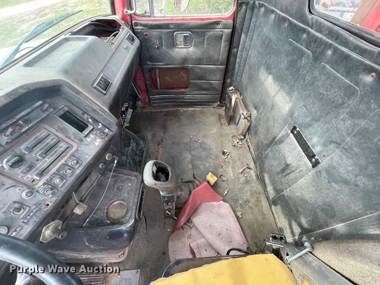 image for item IR9826 1993 WhiteGMC WG  well service rig truck