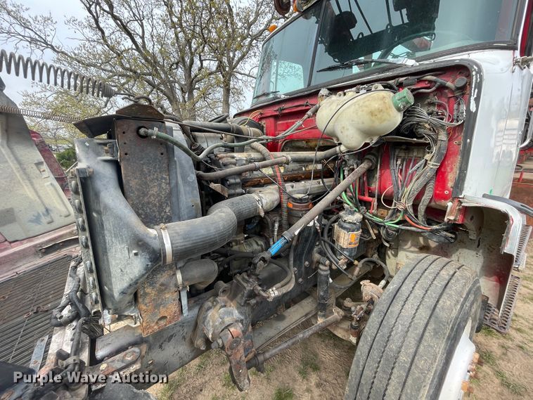 image for item IR9826 1993 WhiteGMC WG  well service rig truck