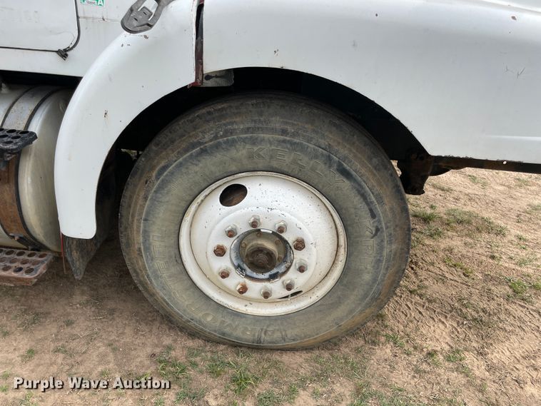 image for item IR9826 1993 WhiteGMC WG  well service rig truck