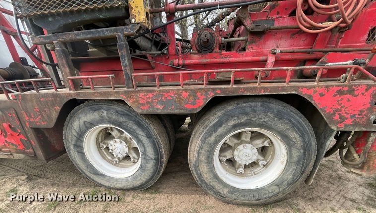 image for item IR9826 1993 WhiteGMC WG  well service rig truck