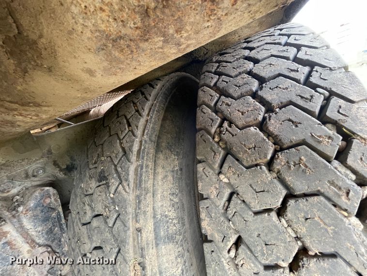 image for item IR9826 1993 WhiteGMC WG  well service rig truck