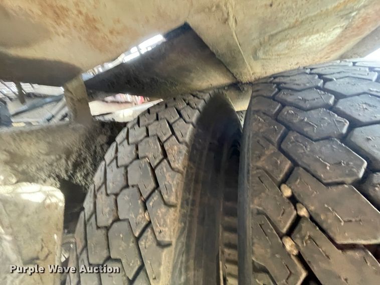 image for item IR9826 1993 WhiteGMC WG  well service rig truck