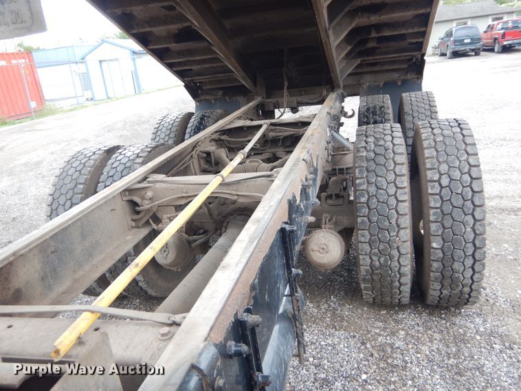 image for item IT9100 2006 Peterbuilt 335  dump truck