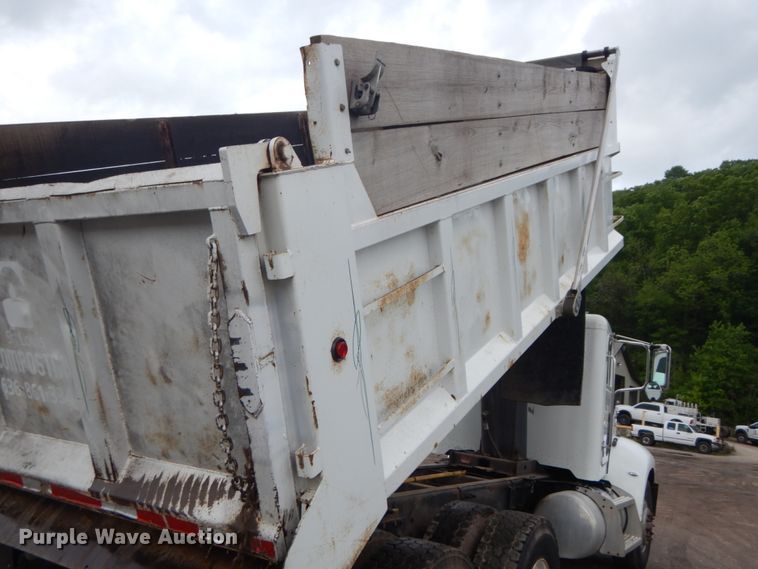 image for item IT9100 2006 Peterbuilt 335  dump truck