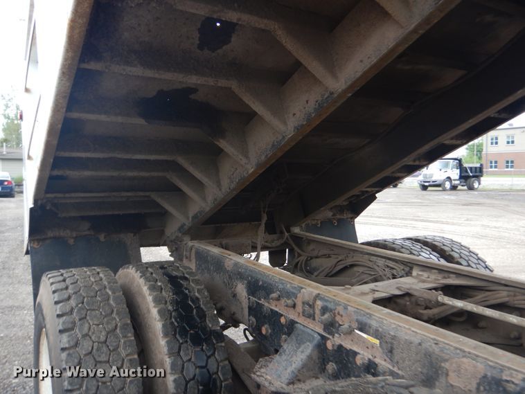 image for item IT9100 2006 Peterbuilt 335  dump truck