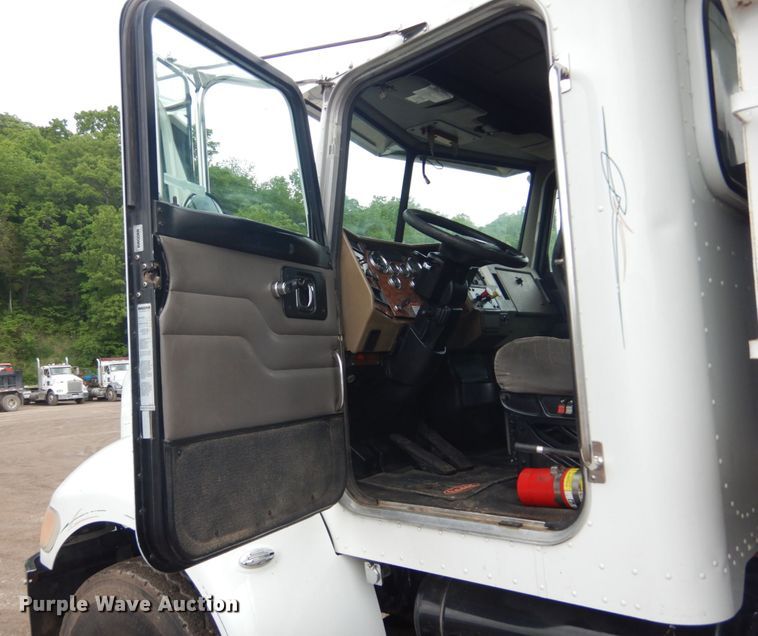 image for item IT9100 2006 Peterbuilt 335  dump truck