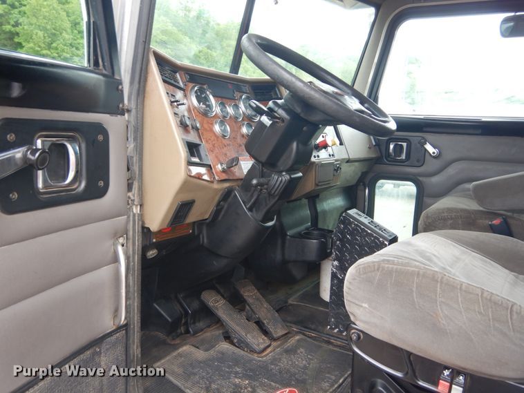 image for item IT9100 2006 Peterbuilt 335  dump truck