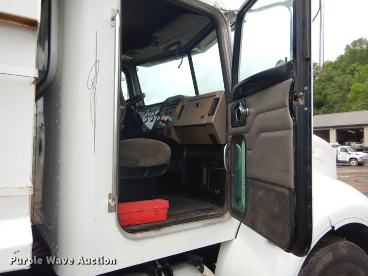 image for item IT9100 2006 Peterbuilt 335  dump truck