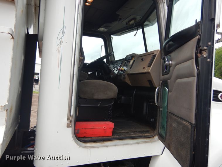 image for item IT9100 2006 Peterbuilt 335  dump truck