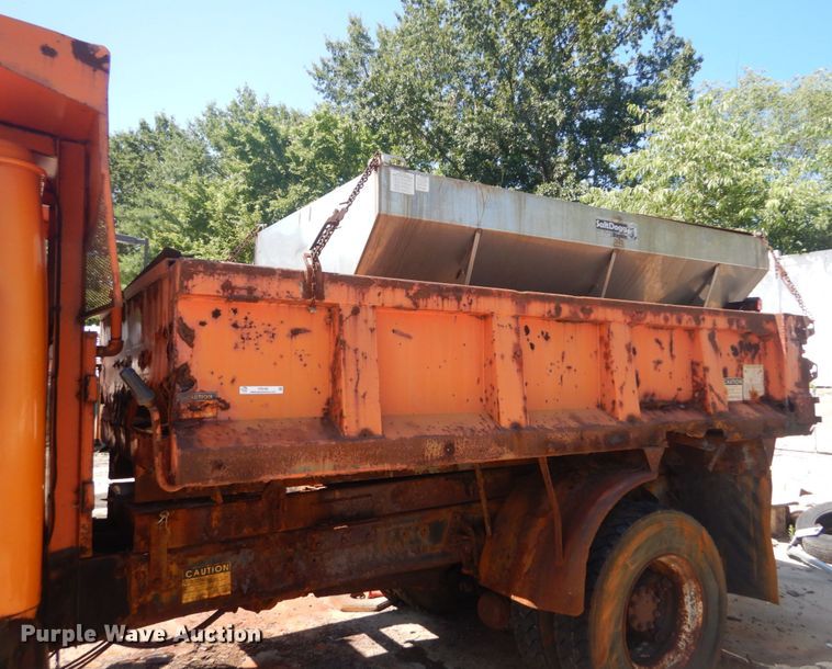 image for item IT9192 1993 International 4900  dump truck