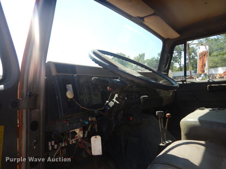 image for item IT9192 1993 International 4900  dump truck