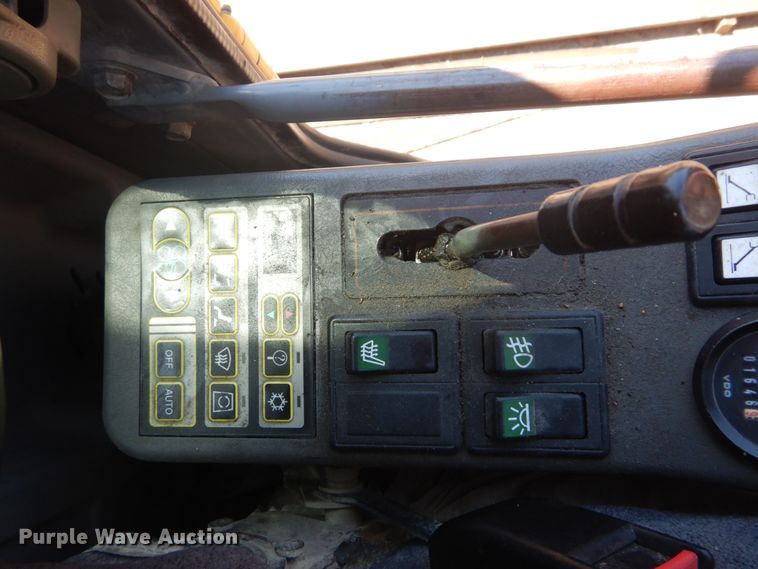 image for item IT9195 2005 Volvo EW180B  excavator