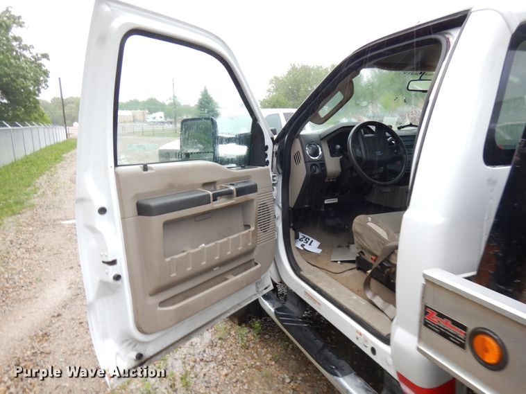 image for item IT9469 2008 Ford F550  rollback truck