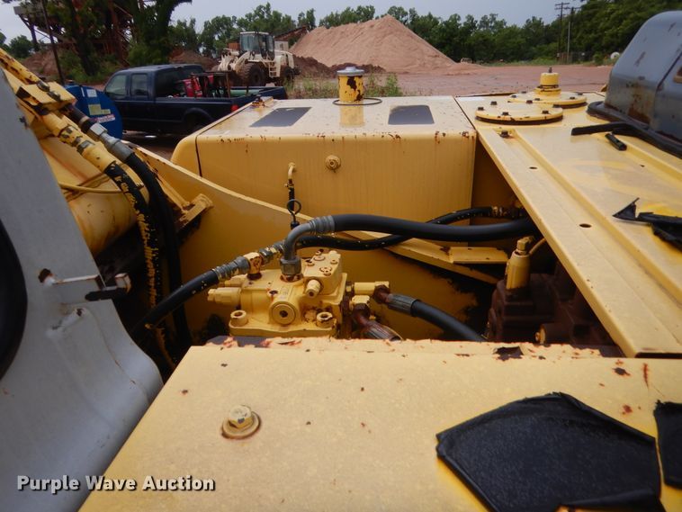 image for item IT9516 2001 Kobelco SK330LC  excavator