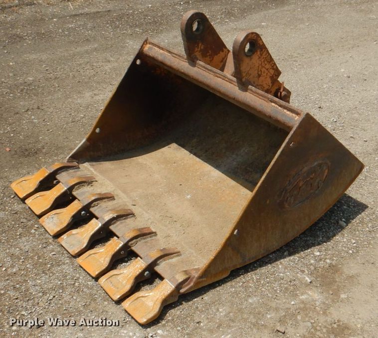Geith excavator bucket in Pleasant Hill, IA Item JF9111 sold Purple