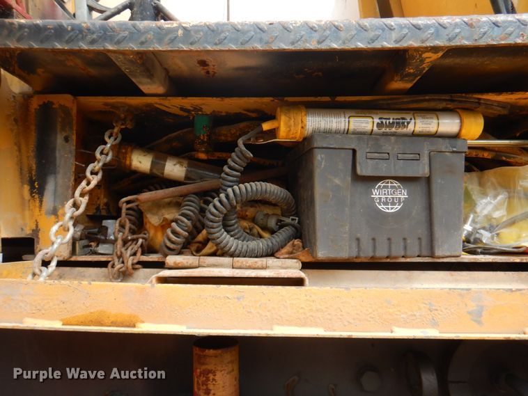 image for item JY9808 1999 Caterpillar PM-465  milling machine