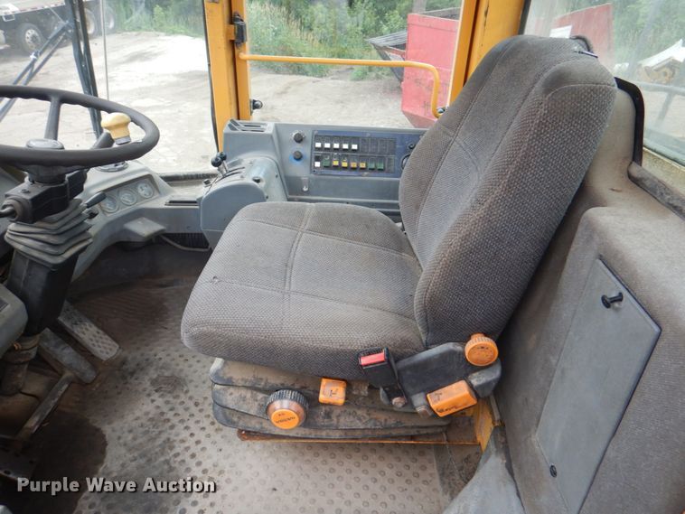 image for item JY9810 1996 Volvo L180C  wheel loader